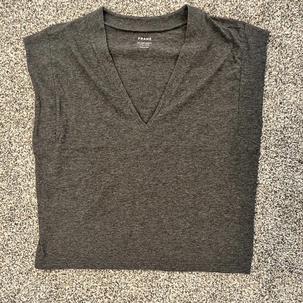 Frame Le High Rise V-Neck tee (small) (NWOT)